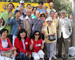 来自台湾的黄氏家族20多成员集体合照。（刘凡迪／大纪元）