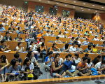中華民國自由通訊傳播協會10日晚間在臺大舉行「老外在台灣看中國」座談會，現場觀眾爆滿很多人都席地而坐。（鍾元／大紀元）