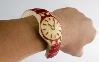 日本男子Hiromichi Shoji以紅蘋果雕刻成一款「蘋果手錶」，在推特網站發表後走紅。（SINOMORITSUKASA / AFP）