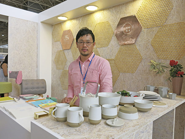 设计师庄先生与作品“流域饮器”。(关宇宁/大纪元) 设计师庄先生与作品“流域饮器”。(关宇宁/大纪元)