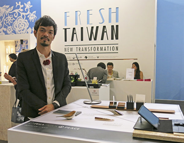 PEGACASA展台与设计师钟先生。(关宇宁/大纪元) PEGACASA展台与设计师钟先生。(关宇宁/大纪元)