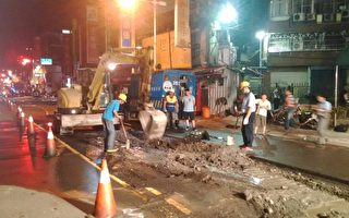 新北市府消防局表示，13日深夜据报，板桥区中山路二
段，由于道路施工不慎，挖断2吋的天然瓦斯管线（图
），警消与瓦斯公司立即前往抢救。（消防局提供）