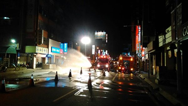 新北市板橋區中山路二段13日深夜施工時,不慎挖斷天
然瓦斯管線,消防局據報前往噴水霧警戒(圖),並廣
播安撫居民。瓦斯公司緊急關閉開關。(消防局提供) 新北市板橋區中山路二段13日深夜施工時,不慎挖斷天
然瓦斯管線,消防局據報前往噴水霧警戒(圖),並廣
播安撫居民。瓦斯公司緊急關閉開關。(消防局提供)