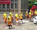 幼兒防震演練 緊張又認真