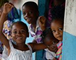 孤兒不僅因父母的暴病身亡受到打擊，還要遭受社會的拒絕。聯合國兒童機構Unicef估計，上千兒童成了埃博拉病毒孤兒。(Photo credit should read DOMINIQUE FAGET/AFP/Getty Images)