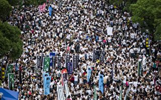 启动罢课抗命 香港逾万学生涌进中大百万大道