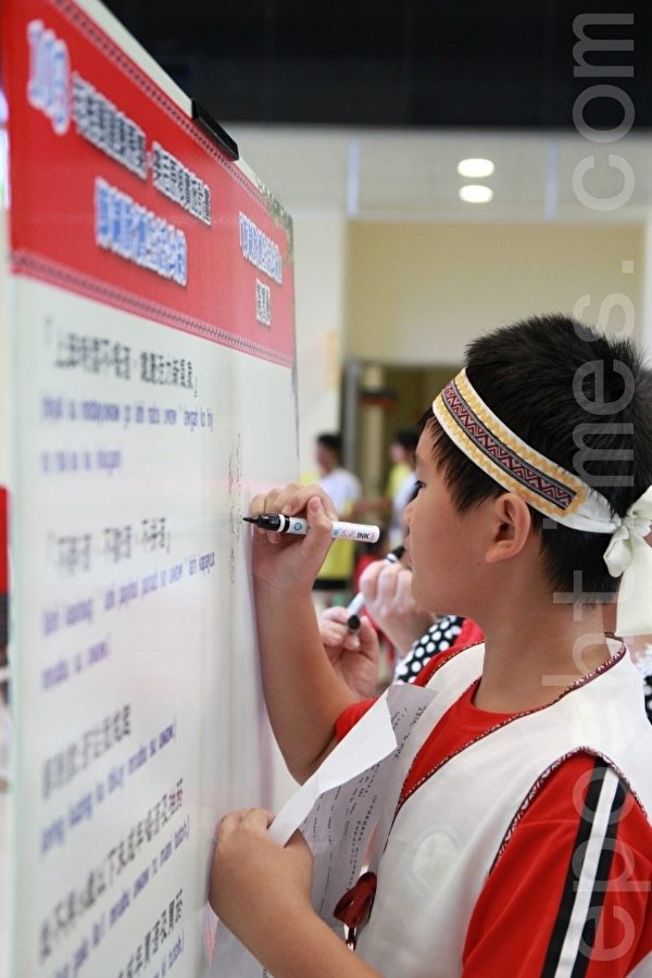 与会嘉宾和部落孩子共同签署“节酒公约”。(许享富 /大纪元) 与会嘉宾和部落孩子共同签署“节酒公约”。(许享富 /大纪元)