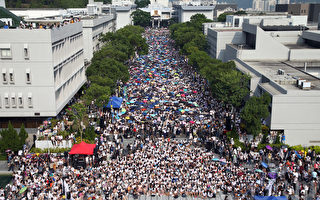 中共封杀真普选 香港1.3万学生罢课抗共创历史