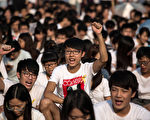 9月22日（星期一），上萬名香港大學生開展為期一週的罷課，聯合抵制和抗議北京禁止香港進行民主選舉的決定。學生說，當中共人大做出否定自由選舉決定時，讓努力爭取民主的香港人夢碎。 ( Lam Yik Fei/Getty Images)