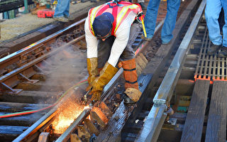 MTA的員工在進行施工。(MTA提供)