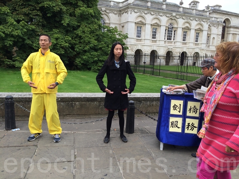 能在国外堂堂正正地修炼法轮功,对于沈烈荣博士和他13岁的女儿来说,是非常难得的机缘。(舒羽绮/大纪元)