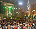 香港大專生罷課9月24日進入第三天,大批學生和市民當晚繼續在政府總部旁的添馬公園集會。(潘在殊/大紀元)