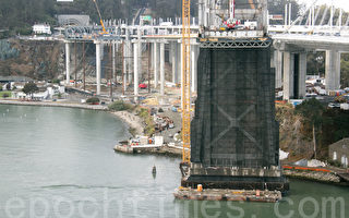 圖說：正在拆除的舊橋，一張巨大的網旨在抵擋海鳥的停留。（馬有志／大紀元）