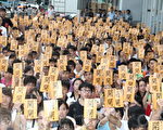 香港一千二百名中學生響應由學民思潮發起的罷課一日，9月26日早上聚集在政府總部前，抗議人大決議，要求梁振英出來與學生對話。（蔡雯文/大紀元）