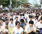 據路透社報導，上千中學生們開展了一天的罷課活動，加入了一萬三千大學生抗議的洪流。（蔡雯文/大紀元）