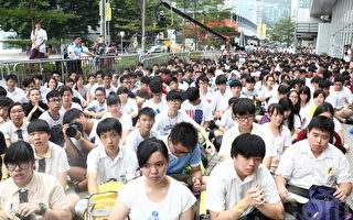 路透社：香港中学生加入罢课 家长陪同