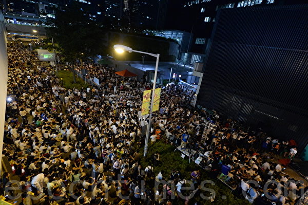 香港大专生罢课踏入9月26日第五天,学联及学民思潮晚上在政总外集会,约晚上十点半,集会尾声时,突然有百余学生冲进公民广场,大批警员包围示威者。(宋祥龙/大纪元) 香港大专生罢课踏入9月26日第五天,学联及学民思潮晚上在政总外集会,约晚上十点半,集会尾声时,突然有百余学生冲进公民广场,大批警员包围示威者。(宋祥龙/大纪元)