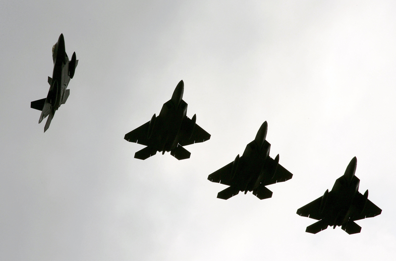 美军空袭叙利亚ISIS据点 摧毁三十多目标 美军空袭叙利亚ISIS据点 摧毁三十多目标