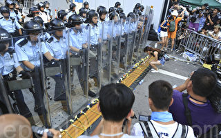 香港学生在被困现场向防暴警察献花