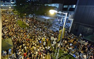 六萬港人湧向政總聲援學生 高喊：打倒共產黨