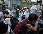 周五晚与周六，港警与学生的对峙升级为冲突，数十人受伤。警方逮捕60余人。 ( Lam Yik Fei/Getty Images)