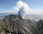 日本御岳山火山28日持续喷发，共同社直升机28日中午12时30分拍到火山口喷出浓烟。
（共同社提供）