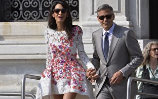 乔治•克鲁尼与新婚妻子阿迈勒大婚次日，在水城威尼斯首次公开亮相。(ANDREAS SOLARO/AFP/Getty Images)
