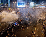 2014年9月28日，香港政府總部附近，警察施放催淚瓦斯驅散進行民主示威活動的人群。(Anthony Kwan/Getty Images)