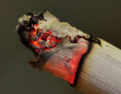 燃着的烟头,体积虽小,但它却仍是一个燃烧着的物体、是明火,所以温度很高。据测定,烟头表面温度在200℃~300℃,中心温度高达700℃~800℃,而一般可燃物质的燃点都在这个温度以下。(网络图片)