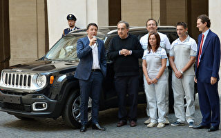 菲亚特克莱斯勒汽车总裁Sergio Marchionne（左二）陪同来访的意大利总理Matteo Renzi（左）参观了该公司位于美国密西根州奥本山的公司总部和技术中心。（TIZIANA FABI / AFP）