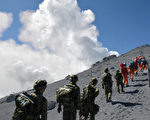 继28日发现31具遗体后，搜救人员29日至山顶上搜寻，在厚重的火山灰下再发现5具遗体。（AFP）