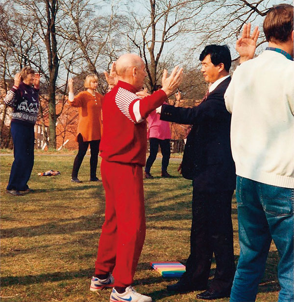 1995年4月在瑞典哥德堡講法班期間,李洪志大師親自教功。(明慧網)