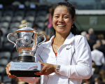 2011年，李娜在法国网球公开赛中夺得女单冠军。(PATRICK KOVARIK/AFP/Getty Images)