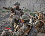 英國國防部經過5年調查，發現一名英國前軍官誇大了自己的戰績。因此英國女王指示，剝奪頒發給他的軍事十字勳章。圖為2010年英國士兵在阿富汗執行任務。（STR: BAY ISMOYO / AFP ImageForum）