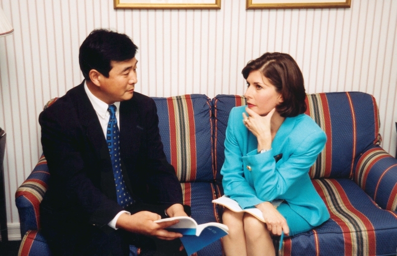 李洪志先生接受美國哥倫比亞廣播公司記者採訪時,介紹法輪功。(大紀元)