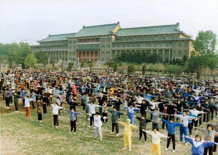 1999年7月20日之前,長春法輪功學員集體煉功的畫面。(明慧網)
