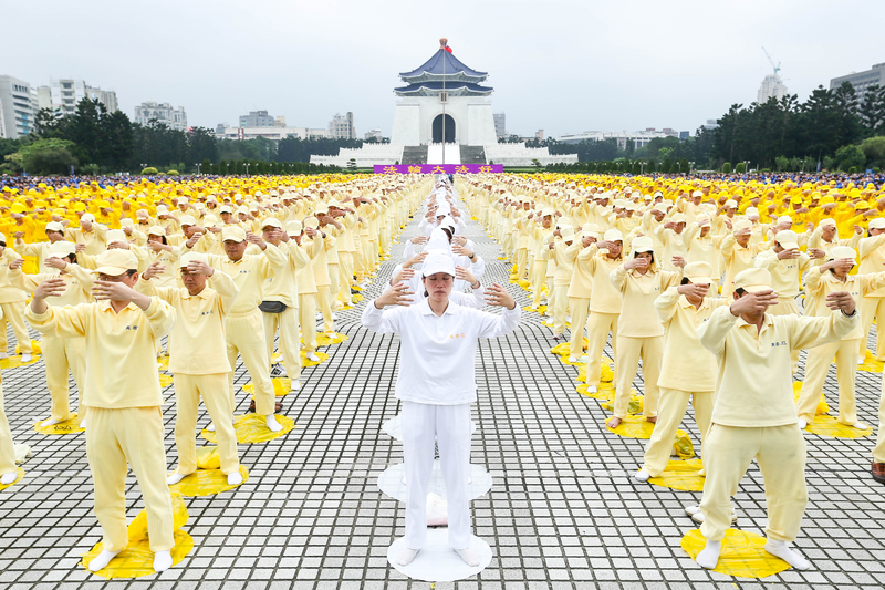 2014年4月26日,台灣法輪功學員在台北中正紀念堂舉行排字、煉功活動。(白川/大紀元)