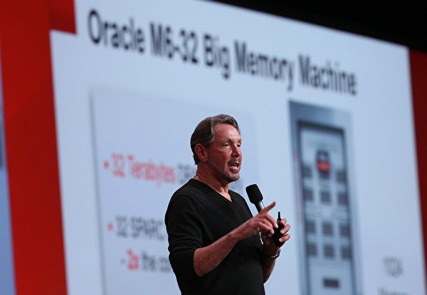 甲骨文共同创始人暨执行长拉里‧埃理森(Larry Ellison),在大二时因养母去世而离开伊利诺大学,新的学期他转到芝加哥大学,但仅一个学期,埃理森就离开学校。(Justin Sullivan/Getty Images) 甲骨文共同创始人暨执行长拉里‧埃理森(Larry Ellison),在大二时因养母去世而离开伊利诺大学,新的学期他转到芝加哥大学,但仅一个学期,埃理森就离开学校。(Justin Sullivan/Getty Images)
