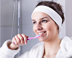 单用牙刷还不够 牙医们教你如何正确洁牙