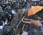 2014年9月28日，警方施放胡椒喷沫对付示威民众。（余钢/大纪元)