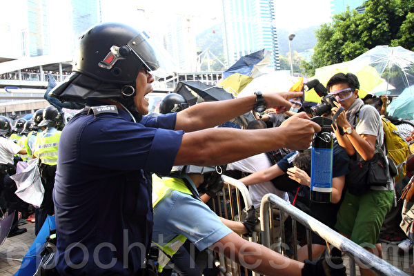 面对香港特首梁振英当局出动防暴警察镇压占中,数以万计的市民在政府总部旁无惧胡椒喷雾和催泪弹,和平理性的要求特首梁振英下台,誓争真正的普选。(潘在殊/大纪元) 面对香港特首梁振英当局出动防暴警察镇压占中,数以万计的市民在政府总部旁无惧胡椒喷雾和催泪弹,和平理性的要求特首梁振英下台,誓争真正的普选。(潘在殊/大纪元)