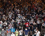 面对港府出动防暴警察镇压学生，9月30日，数以万计的香港市民在政府总部旁无惧胡椒喷雾和催泪弹，和平理性的要求梁振英下台，誓争真正的普选。（蔡雯文/大纪元）