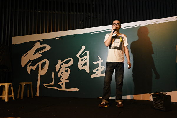 香港歌手黄耀明9月30日晚到金钟集会现场声援学生。(文翰林/大纪元) 香港歌手黄耀明9月30日晚到金钟集会现场声援学生。(文翰林/大纪元)
