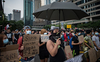 香港青年靈活運用高科技對抗催淚彈