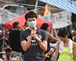 10月1日从广州来香港的大陆人，到现场支持香港学生公民抗命运动。（文瀚林／大纪元）