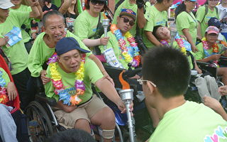 一架轮椅凸台湾 圣火传递在宜兰