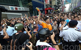 洋人记者采访雨伞革命遭暴徒袭击