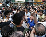 10月3日，中共正式啟動潛伏在香港的各種地下黨員、特務組織、以同鄉會、商會名義掩蓋下的外圍特務組織、中共控制的黑社會幫派成員，以動員龐大人力，大規模襲擊、圍攻參與香港雨傘革命的民眾，香港旺角民眾抗議現場一片混亂，中共黑社會黑幫成員冒充市民身份，恐嚇、辱罵和襲擊香港市民。（潘在殊/大紀元）