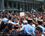 2014年10月3日，中共控制的黑社會幫派成員，以動員龐大人力，大規模襲擊、圍攻參與香港雨傘革命的民眾，香港旺角民眾抗議現場一片混亂。（潘在殊/大紀元）