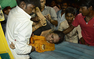 印度宗教庆典踩踏 33死逾百人伤
